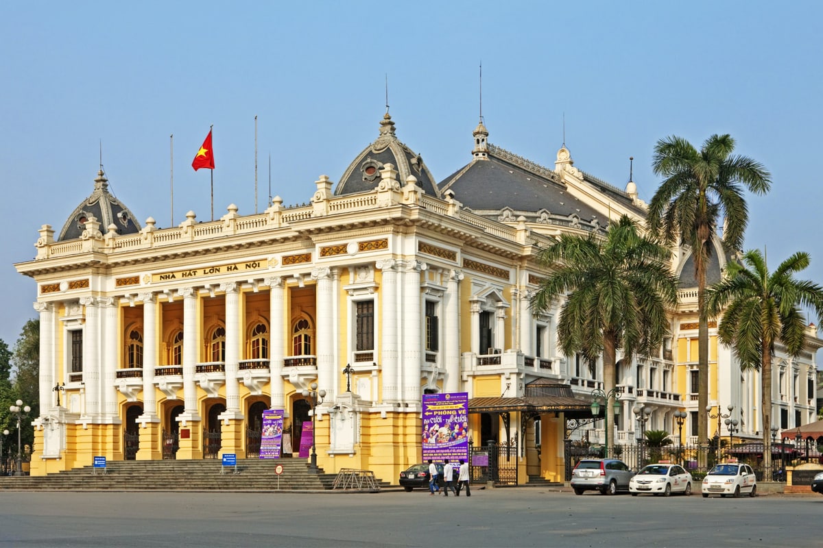 Chụp dọc toàn thân mặt góc của Nhà hát Lớn Hà Nội